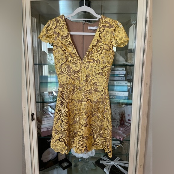 NWOT Dress the Population Gold/Yellow/Nude Lace Romper Size XS - Picture 1 of 6